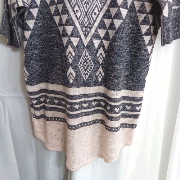 Charming Charlie Made In The USA Geometric Aztec Design Sz M Top Blueish Gray - Picture 8 of 12